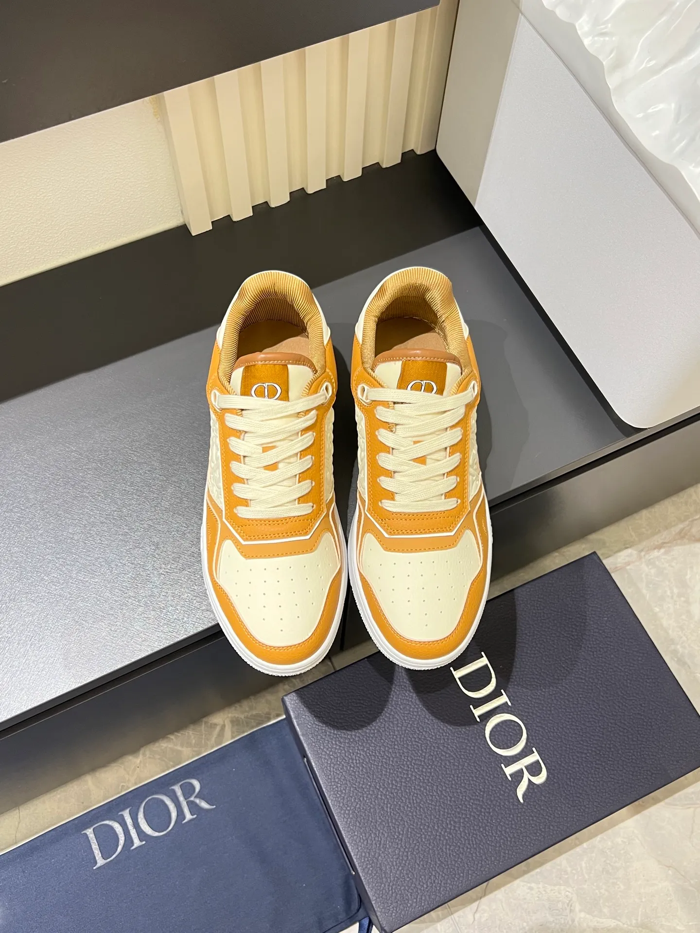 Men's shoes 💰p400 "Dio*" mid-top B27 casual sneakers. This B27 high-top sneaker is a new product in the series and continues Di*r's classic style. Crafted from gray and white smooth calf leather with beige and black Oblique print panels on the sides. The "CD Icon" shaped shoelace eyelets are clever and delicate, and the two-color rubber sole, rear collar and heel are all equipped with the brand's iconic details to enhance the style. Oblique printed straps at the ankle allow for an adjustable fit to complement the overall design. Fashionable and versatile, it can complement any look. Create an exquisite design with unique dynamic vitality and modern atmosphere, presented in low-top and high-top styles. This new must-have shoe adds a new dimension to Dior's archive heritage, embodying modern elegance. Purchase the original version and make it 1:1. If you need top quality, please come to me! Male 38-44!